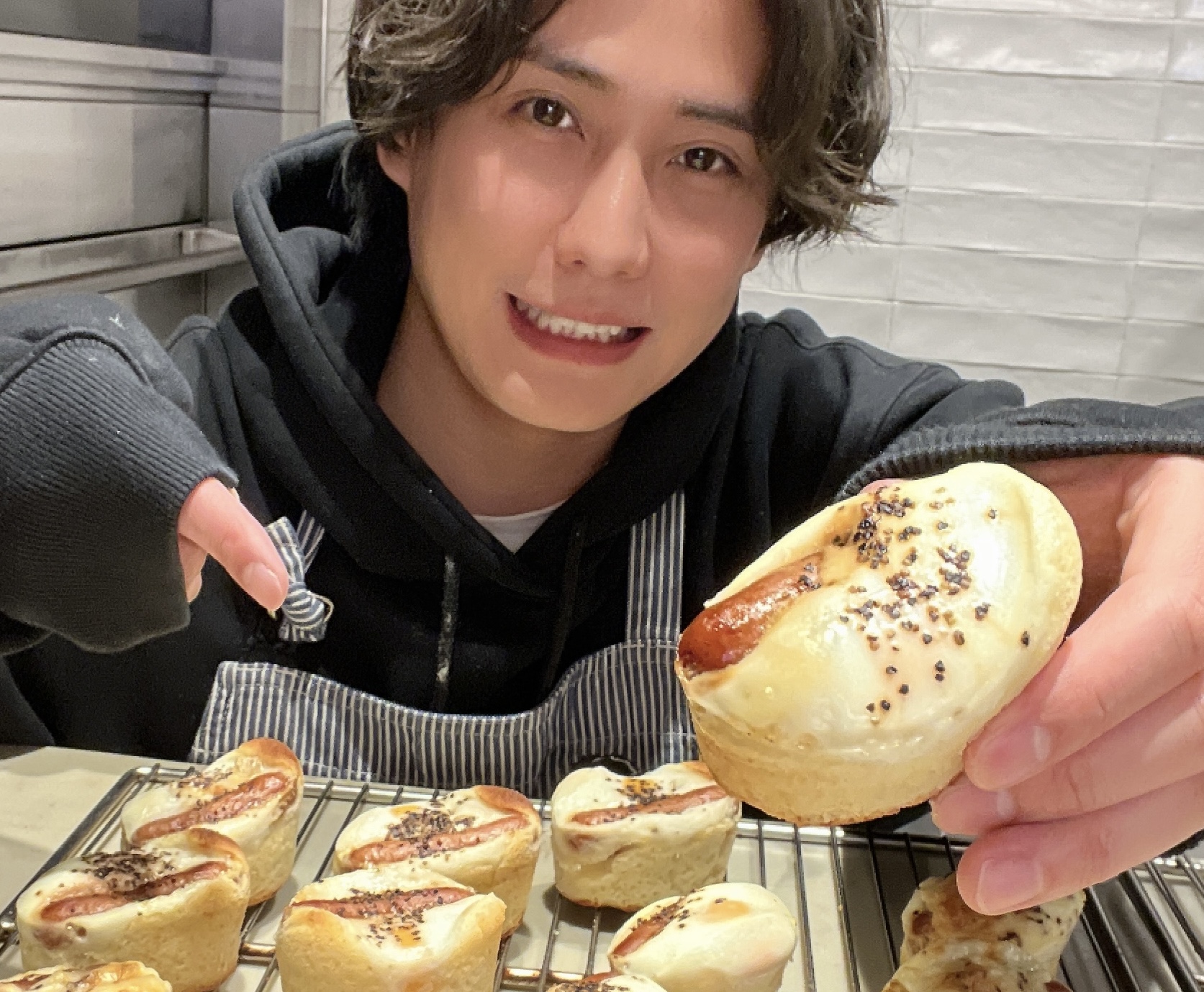 <br>バズグルメクリエイターウルフと俺の株式会社のコラボ第二弾！96,000個売上げた『俺の罪悪パン』に続く韓国惣菜パン『ケランパン』をプロデュース！