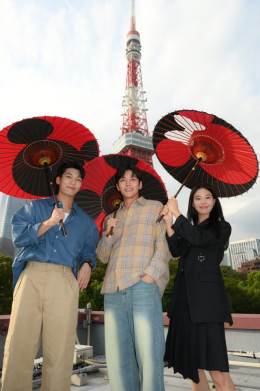 主演チ・チャンウク＆ウィ・ハジュン＆イム・セミが東京タワーをバックに和傘で記念撮影！『最悪の悪』はディズニープラススターで9月27日より独占配信開始