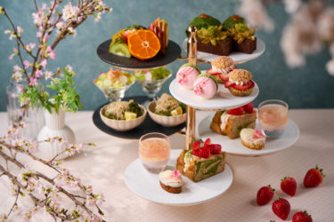 桜と抹茶、旬の国産フルーツが彩る春スイーツ 国産青果の魅力を伝えるカフェ＆レストラン「DEK」にて「桜と抹茶のフルーツアフタヌーンティー」を開催