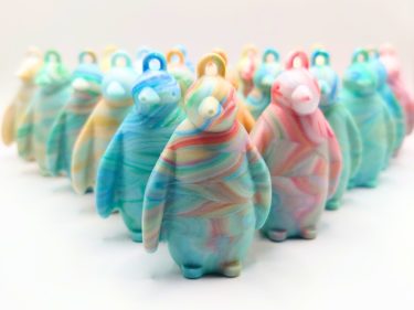 ペットボトルキャップから“ファーストペンギン”を生み出す Precious Plastic 唐津、海洋プラスチック問題に向き合うアップサイクルキーホルダーを制作