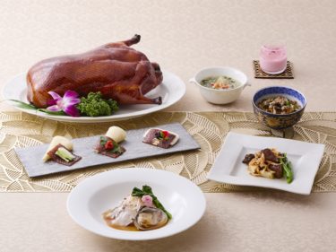 ロイヤルパークホテル　贅沢に北京ダックを食べ比べ！春の味覚を合わせたコースメニューを発売 週末＆祝日限定「北京ダックと春の味覚食べ放題ディナー」も登場／中国料理「桂花苑」にて